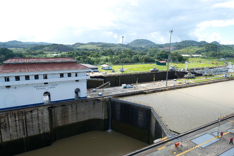20101204_153845 D3S.jpg - Miraflores Locks, Panama Canal. 8 minutes later the tanker has been substantially lowered (27 feet) in 1st lock